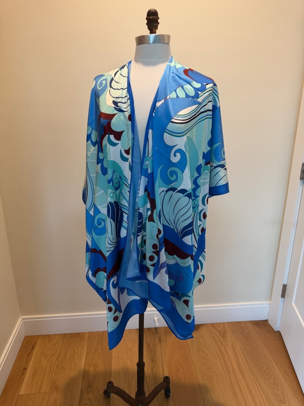 NWT Jean Pierre Kimono Wrap with  Blue Abstract Design